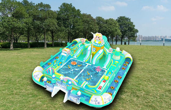 Reuzen veelkleurig gezinsopblaasbaar waterpark met kleine drijvende speelgoedjes