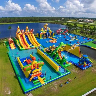 Opblaasbaar waterpark met grote glijbanen en drijvende speelgoed