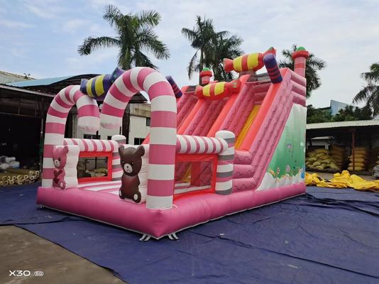 Candy World Pink Style opblaasbare dia's voor een evenement.