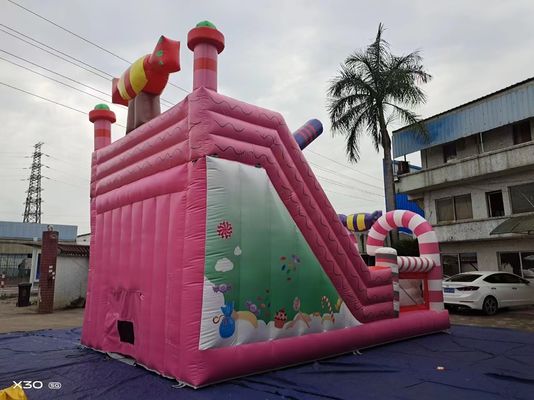Candy World Pink Style opblaasbare dia's voor een evenement.