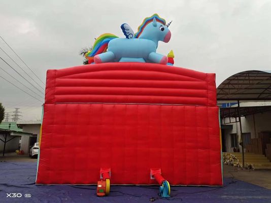 Regenboogpaard Twee parallelle kanalen opblaasbare glijbanen met snoepvormige zuilen