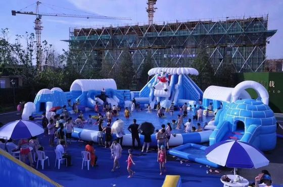 Sneeuwwereld Buitenopblaasbaar waterpark op maat met groot rond zwembad