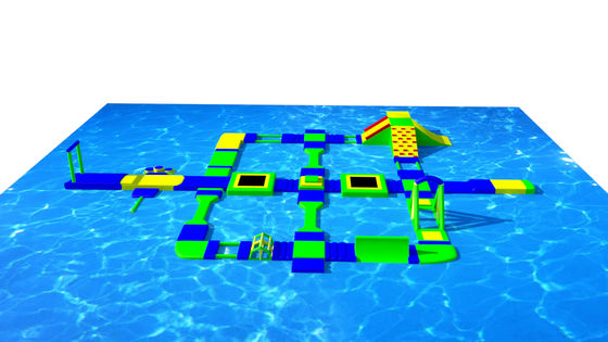 Zomeropblaasbare waterhindernissen luchtdicht park op Lake Ocean