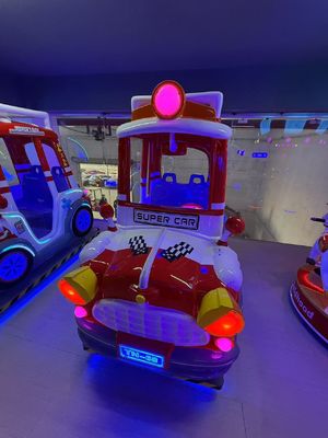 Met munten aangedreven rockingcars Dynamische muziek en vrolijke liederen voor kinderen