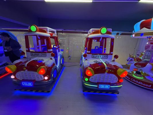 Met munten aangedreven rockingcars Dynamische muziek en vrolijke liederen voor kinderen