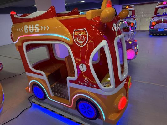 Met munten aangedreven rockingcars Dynamische muziek en vrolijke liederen voor kinderen