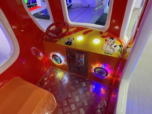 Met munten aangedreven rockingcars Dynamische muziek en vrolijke liederen voor kinderen