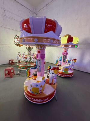 Met munten aangedreven rockingcars Dynamische muziek en vrolijke liederen voor kinderen
