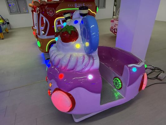 Met munten aangedreven rockingcars Dynamische muziek en vrolijke liederen voor kinderen