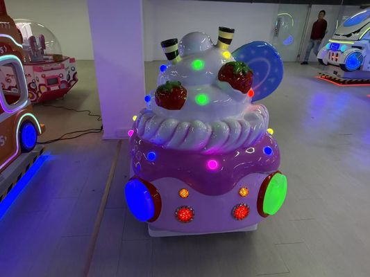 Met munten aangedreven rockingcars Dynamische muziek en vrolijke liederen voor kinderen