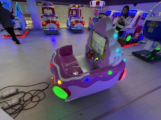 Met munten aangedreven rockingcars Dynamische muziek en vrolijke liederen voor kinderen