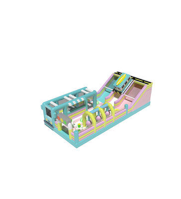 Pastelkleurig springkasteel met grote glijbanen Kinderen speeltuin