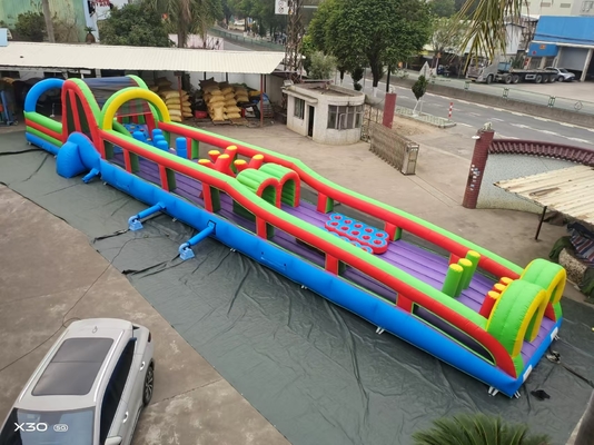 Regenboog - Hued Vibrant opblaasbare hindernisbaan voor speels plezier